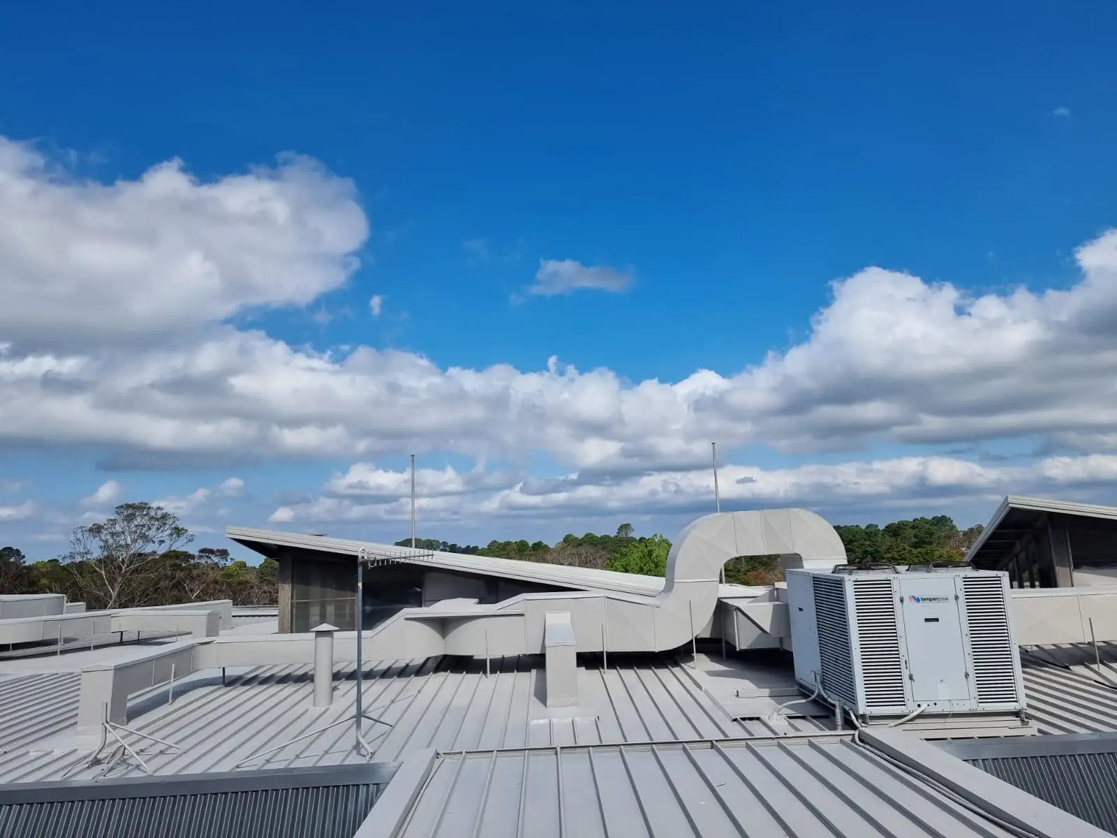 Small smart hub device